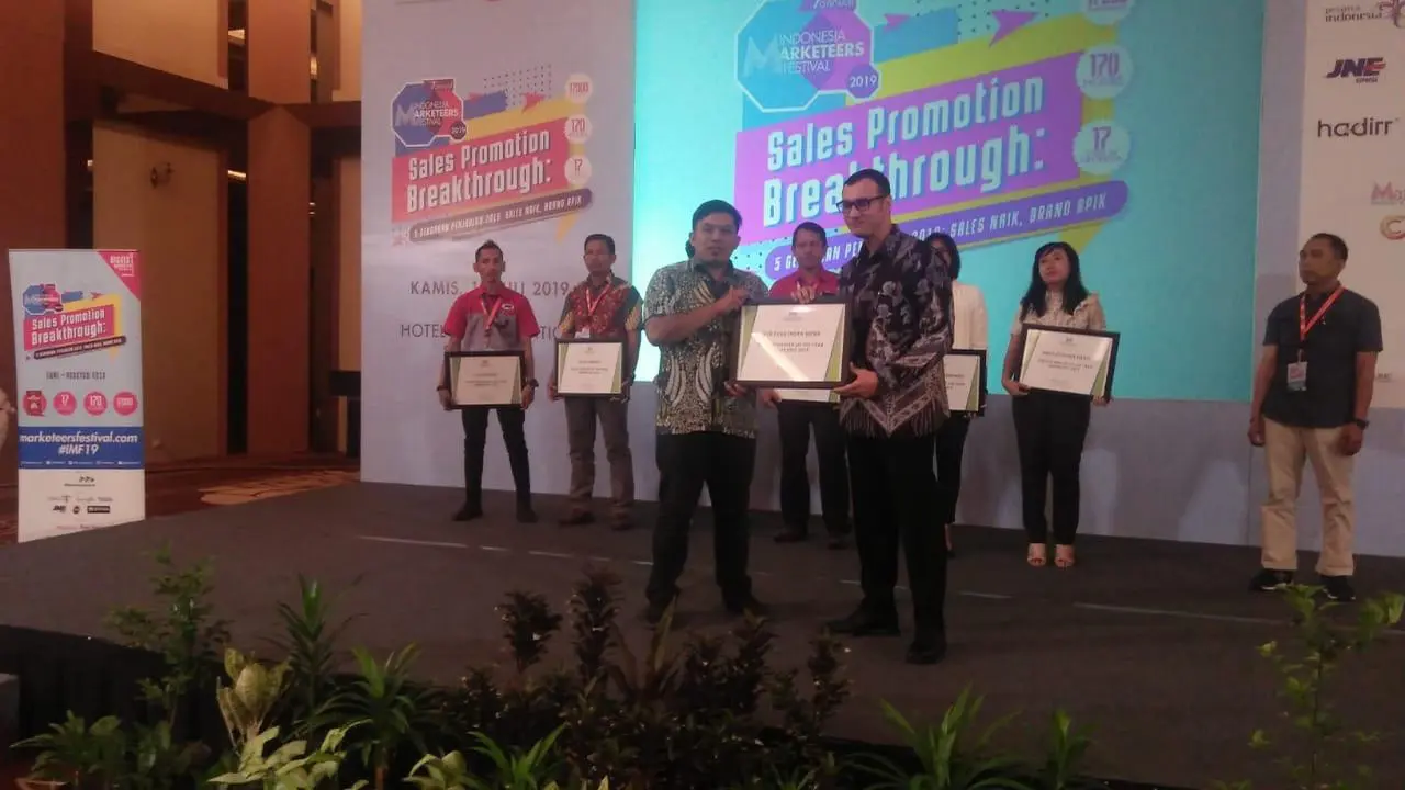 Perum Bulog Subdivre Surakarta meraih penghargaan di ajang Indonesia Marketers Festival 2019.