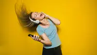 Ilustrasi Mendengarkan Musik Credit: pexels.com/AndreaPiacquadio