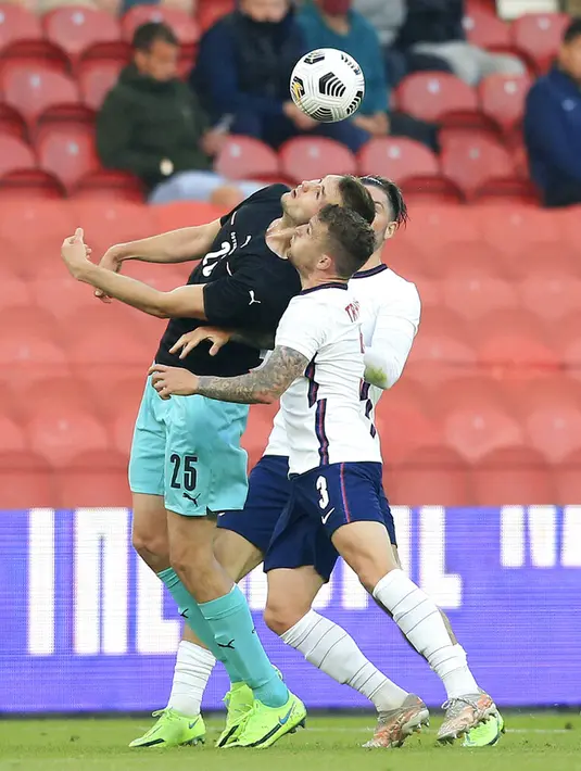 Pemain Austria Sasa Kaladzjic (kiri) berebut bola dengan pemain Inggris Kieran Trippier pada pertandingan persahabatan di Stadion Riverside, Middlesbrough, Inggris, Rabu (2/6/2021). Inggris mengalahkan Austria dengan skor 1-0. (Lindsey Parnaby, Pool via AP)