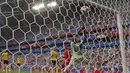 Proses gol yang dicetak gelandang Inggris, Dele Alli, ke gawang Swedia pada laga perempat final Piala Dunia di Samara Arena, Samara, Sabtu (7/7/2018). Inggris menang 2-0 atas Swedia. (AP/Frank Augstein)