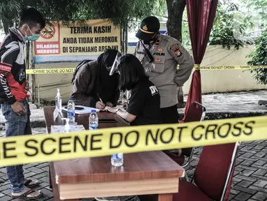Keluarga korban pesawat Sriwijaya Air SJ 182 menjalani pendataan tes usap COVID-19 sebelum memberikan data di Posko Ante Mortem DVI, RS Polri, Jakarta, Minggu (10/1/2020). Keluarga korban mulai berdatangan ke posko ante mortem pascajatuhnya Sriwijaya Air SJ 182. (merdeka.com/Iqbal S. Nugroho)