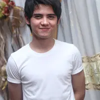 "2015 itu pelajaran yang lalu itu pelajaran buat hidup. Yang belum dapet itu bobo nyenyak sama liburan. Tapi bersyukur, sepanjang 2015 aku sudah menghasilkan suatu karya yang baik," ucap pria berusia 19 tahun ini. (Andy Masela/Bintang.com)