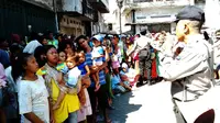 Ibu-ibu Berjemur Sambil Gendong Anak demi Zakat Rp 30 Ribu