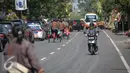Sejumlah becak mengantar tamu undangan dari parkiran menuju Gedung Saba, Solo, Kamis (11/6/2015). Sebanyak 200 becak disediakan untuk mengantar tamu undangan menuju tempat resepsi pernikahan selvi dan gibran di Gedung Saba. (Liputan6.com/Faizal Fanani)