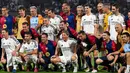 Pelatih Timnas Indonesia, Patrick Kluivert (tengah) berfoto bersama dengan para legenda Barcelona dan legenda Real Madrid dalam laga persahabatan yang berlangsung di DY Patil Stadium, Navi Mumbai, India. (AFP/Punit Paranjpe)