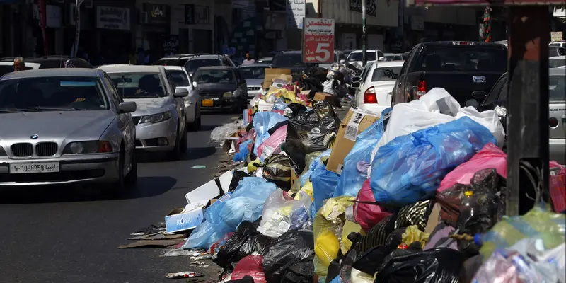 Jorok, Tumpukan Sampah Berserakan di Jalanan Kota Libya