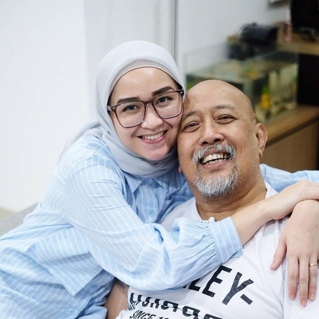 6 Potret Indro Warkop Bareng Putrinya Hada Kusumonegoro, Penuh Kehangatan