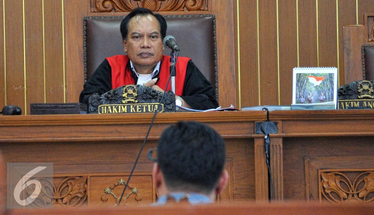 Hakim Tunggal, Amat Khusairi  saat memimpin sidang praperadilan Ilham Arief Sirajuddin di Pengadilan negeri Jaksel, Jumat (3/7/2015). Agenda sidang menghadirkan saksi fakta dan penyerahan berkas oleh tim kuasa hukum KPK. (Liputan6.com/Yoppy Renato)