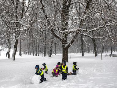 Anak-anak bermain salju setelah hujan salju lebat di Vilnius, Lituania, Jumat, 9 Desember 2022. Salju terus turun di seluruh negeri, dengan suhu hanya 0 derajat Celcius (32,0 derajat Fahrenheit). (AP Photo/Mindaugas Kulbis)