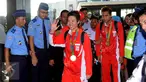 Ganda campuran Indonesia, Lilyana Natsir (depan) dan Tontowi Ahmad saat tiba di Bandara Soekarno Hatta, Banten, Selasa (23/8/2016). Tontowi Ahmad/Lilyana Natsir berhasil meraih emas olimpiade Rio 2016 di Brasil. (Liputan6.com/HelmiFithriansyah)