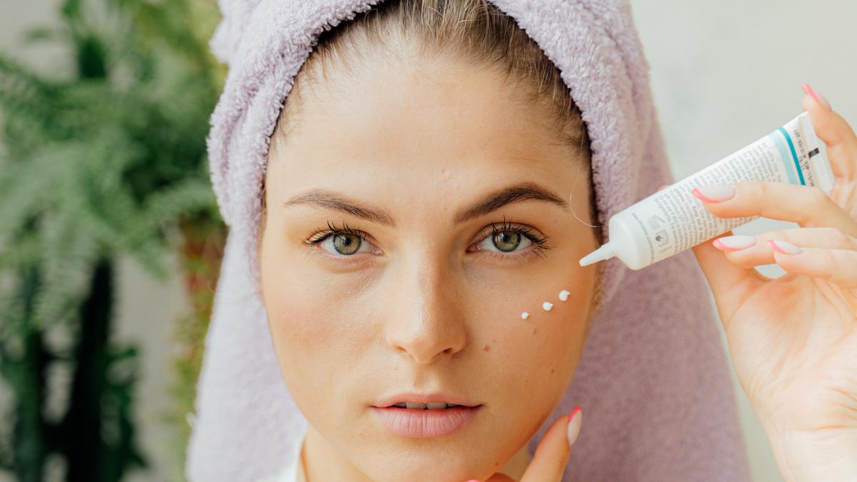 Kulit Berjerawat Butuh Perlindungan, Ini Tips Memilih Sunscreen yang Tepat