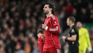 Keputusan wasit tersebut menuai banyak kontroversi baik kartu merah maupun dianulirnya gol Man City. (AFP/Paul Ellis)