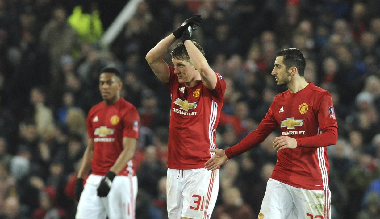 Pemain Manchester United, Bastian Schweinsteiger (tengah) kembali memperkuat Setan Merah setelah lama dicadangkan Jose Mourinho, Laga  melawan Wigan Athletic  menjadi ajang pembuktian di Old Trafford, Manchester (29/1/2017). (AP/Rui Vieira)