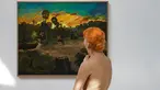Pengunjung melihat koleksi pada pameran 'Discorde, Fille de la Nuit' di museum Palais de Tokyo di Paris, 5 Mei 2018. Museum ini menjadi museum pertama yang mendapati kunjungan khusus dari kaum nudis atau telanjang. (AFP/GEOFFROY VAN DER HASSELT)