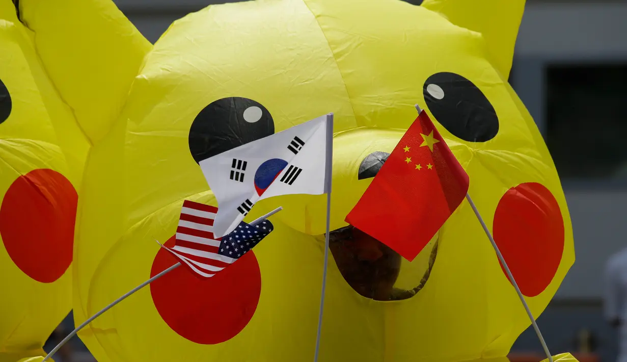 Aktivis lingkungan mengenakan kostum Pikachu saat berujuk rasa di depan kedutaan besar Jepang di Manila, Filipina, Selasa (25/6/2019). Para aktivis memprotes Jepang untuk menghentikan pembiayaan batu bara saat mereka bersiap untuk menjadi tuan rumah KTT G20. (AF Photo/Aaron Favila)