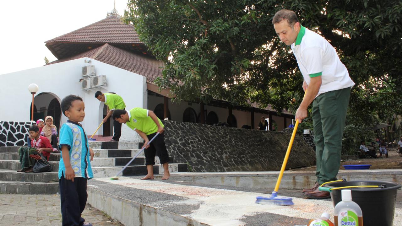 Usai Idhul Adha, Dettol Bersihkan Masjid Setelah Potong Kurban