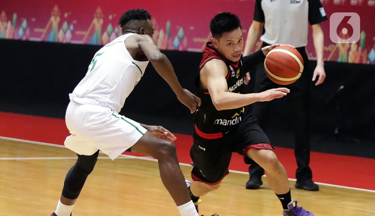 Pebasket Timnas Indonesia, Andakara Prastawa Dhyaksa (kanan) mencoba mengecoh pebasket Arab Saudi pada Grup A FIBA Asia Cup 2022 di Istora Senayan, Jakarta, Selasa (12/7/2022). Timnas Basket Indonesia mengawali kiprah di FIBA Asia Cup 2022 dengan menundukkan Arab Saudi dengan skor 80-54. (Liputan6.com/Helmi Fithriansyah)