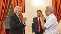 Presiden Gotabaya Rajapaksa, kanan, menyapa Ranil Wickremesinghe saat upacara pengambilan sumpah yang terakhir sebagai perdana menteri baru di Kolombo, Sri Lanka, Kamis, 12 Mei 2022.(Kantor Presiden Sri Lanka via AP)