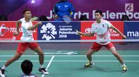 Ganda putra Indonesia, Fajar Alfian/M Rian Ardianto mengembalikan kok ke arah pemain Jepang, Takuto Inoue/Yuki Kaneko pada semifinal Bulutangkis Beregu Putra Asian Games 2018 di Jakarta, Selasa (21/8). (Liputan6.com/Helmi Fithriansyah)
