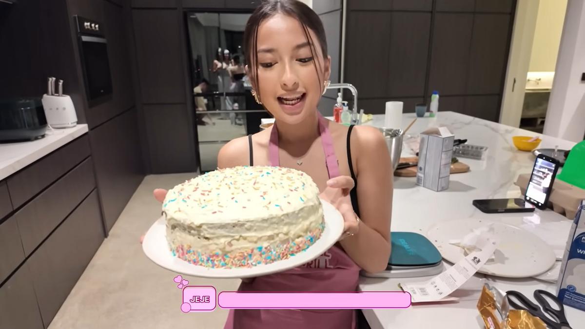 7 Potret Dapur Rumah Jennifer Coppen, Modern dengan Nuansa Hitam-Putih