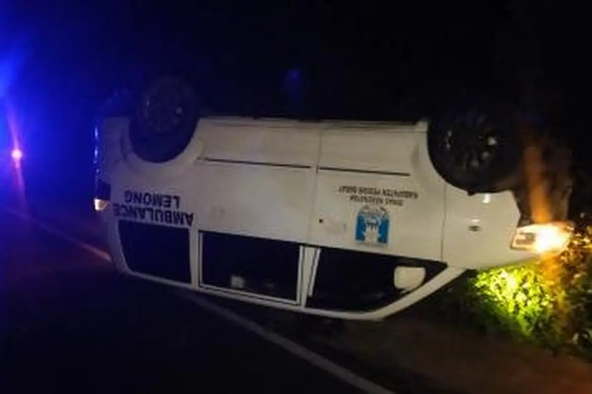 Kondisi ambulans terguling setelah mengalami kecelakaan tunggal di Kabupaten Tanggamus, Lampung. Foto (Istimewa)