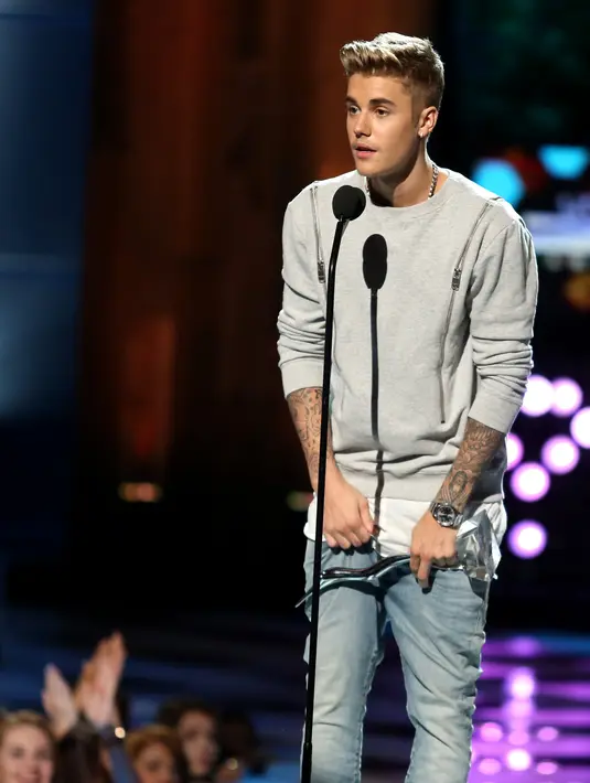 Sambil berjoget, terlihat mulut Justin melantunkan lirik lagu Taylor “I knew You Were Trouble”. Ramai disiarkan bahwa Justin sedang mengirimkan sebuah pesan untuk Taylor Swift, meski tidak diketahui apa pesan itu. (AFP/Bintang.com)