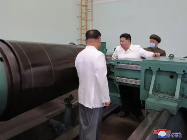 Foto tak bertanggal yang dirilis oleh Kantor Berita Pusat Korea (KCNA) resmi Korea Utara pada 14 Agustus 2023 menunjukkan pemimpin Korea Utara Kim Jong-un (tengah) saat berkunjung ke pabrik amunisi penting di lokasi yang dirahasiakan di Korea Utara.
(STR/KCNA VIA KNS/AFP)