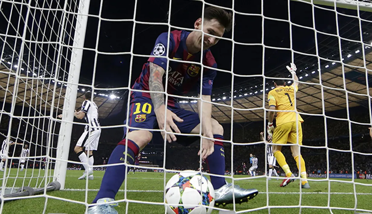 Penyerang Barcelona, Lionel Messi memungut bola dari gawang. (REUTERS/Kai Pfaffenbach)