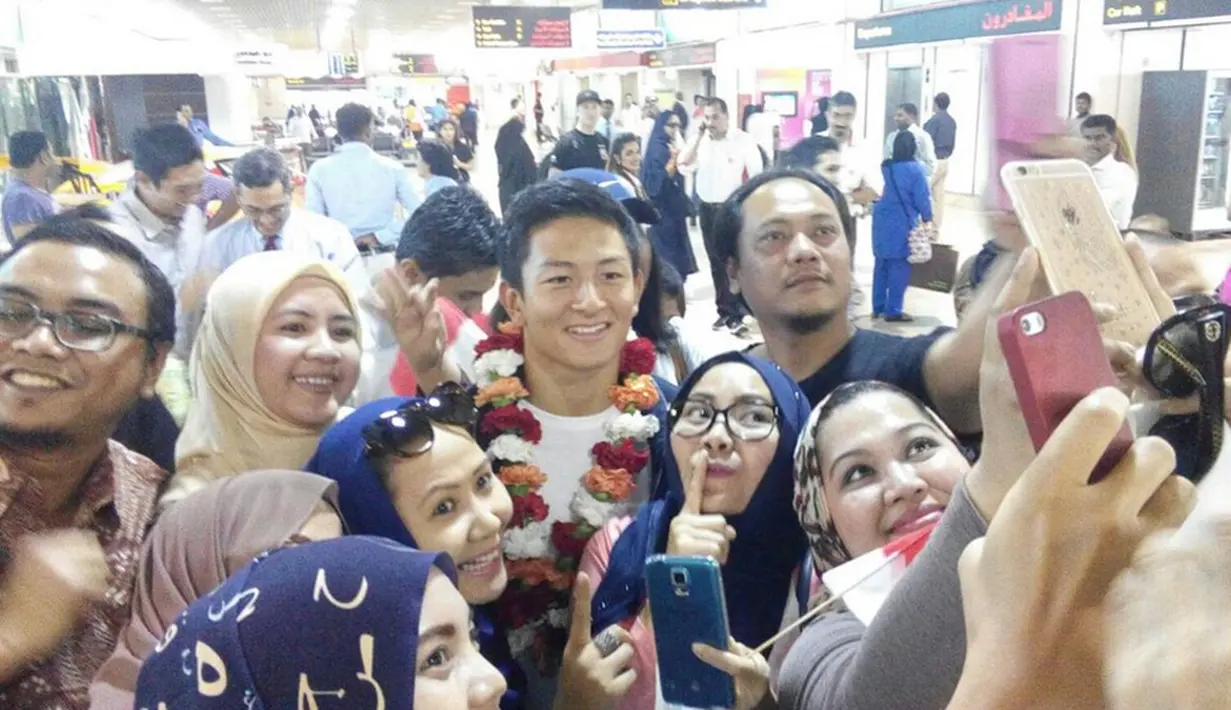 Pebalap Manor Racing asal Indonesia, Rio Haryanto, disambut meriah oleh warga Indonesia saat tiba di Bandar Udara Internasional Bahrain, Selasa (29/3/206). (Bola.com/Twitter)