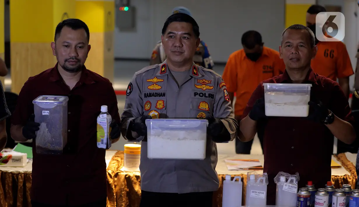 Di lokasi, penyidik mengamankan seorang warga negara Iran inisial HR. (Liputan6.com/Johan Tallo)