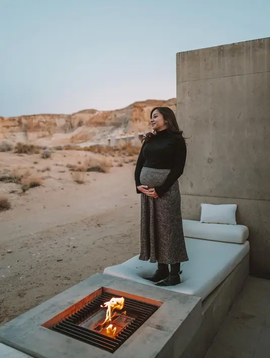 <p>Ide outfit sehari-hari yang nyaman digunakan adalah dengan knit top dan rok. Kamu bisa pilih rok dengan bahan yang mudah melar agar memudahkanmu untuk bergerak. [Instagram/indpriw]</p>