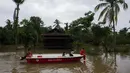 Petugas penyelamat Departemen Layanan Pemadam Kebakaran Myanmar membantu korban banjir menggunakan perahu di kecamatan Mawlamyine, negara bagian Mon, Myanmar (18/6). Banjir di Myanmar Selatan juga mengakibatkan tanah longsor. (AFP PHOTO / Ye Aung Thu)