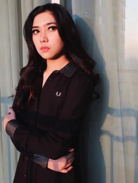  “Aku agak bosan ketika di makeup lihat rambutku yang gitu gitu aja,Dan akhirnya aku mengombre  rambutku, sempat galau juga sih pilih warna apa yang cocok”.tukas  pelantun lagu Keep Being You. (via instagram/@isyanasarasvati)