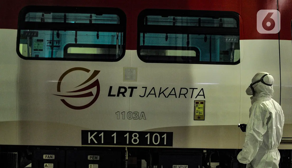 Petugas menggunakan remote control mengoperasikan sinar ultraviolet (UV) untuk sterilisasi rangkaian kereta Light Rail Transit (LRT) Jakarta di Depo LRT Kelapa Gading, Senin (29/6/2020). Teknologi sinar UV dimanfaatkan untuk sterilisasi kereta dari paparan Covid-19. (merdeka.com/Iqbal Nugroho)
