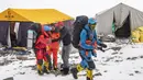 Tim pembangunan jalan berangkat dari Advance Camp yang berada di ketinggian 6.500 meter di Gunung Qomolangma atau Gunung Everest di Daerah Otonom Tibet, China, Minggu (10/5/2020). Tim akan membuat rute menuju puncak Gunung Everest pada 12 Mei jika kondisi cuaca memungkinkan. (Xinhua/Sun Fei)