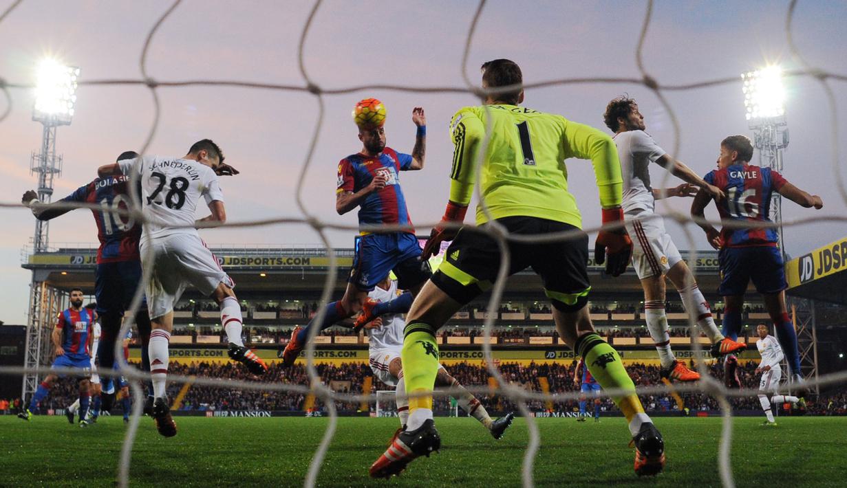 Pemain Crystal Palace, Damien Delaney berusaha mencetak gol ke gawang MU pada laga Liga Inggris di Stadion Selhurst Park, Inggris, Sabtu (31/10/2015). (Action Images via Reuters/Tony O'Brien)