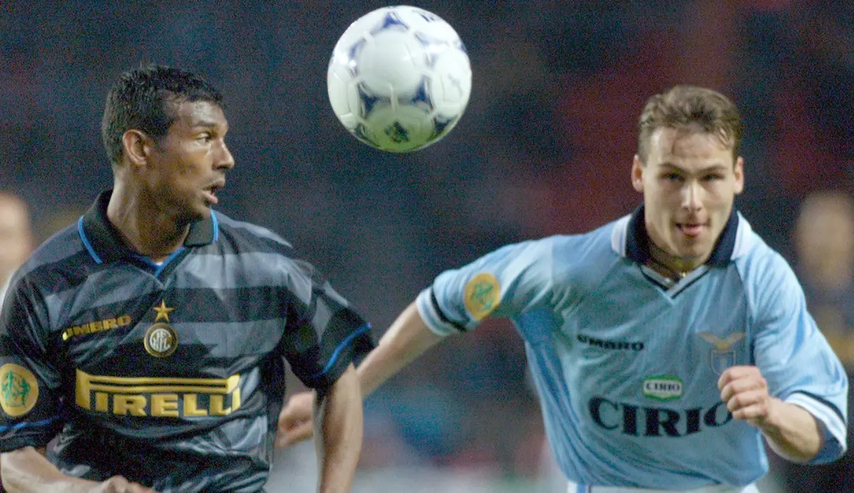 Nama Pavel Nedved melambung bersama Lazio. Ia berhasil meraih scudetto dan mencetak 51 gol dalam 208 penampilan. (Foto: AFP/Patrick Kovarik)