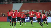 Pemain Georgia merayakan keberhasilan mereka untuk kali pertama ke Piala Eropa setelah menang atas Yunani lewat drama adu penalti dalam laga play-off Euro 2024 di Tbilisi, Rabu (27/3/2024) dini hari WIB. (Giorgi ARJEVANIDZE / AFP)