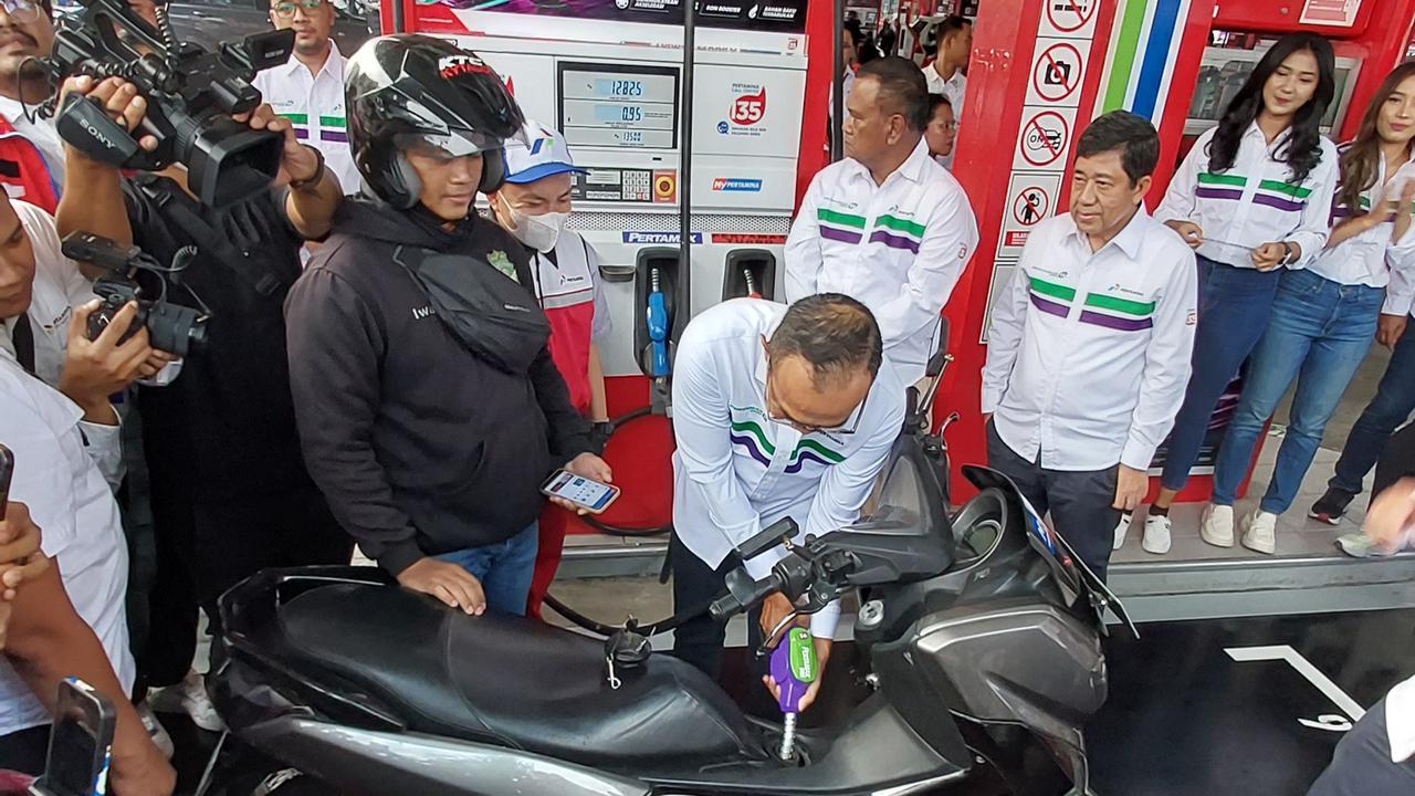 PT Pertamina Patra Niaga resmi menjual BBM Pertamax Green 95 dengan harga Rp 13.500 per liter mulai hari ini, Senin 24 Juli 2023. Foto: Arief R/Liputan6.com