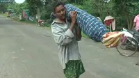 Karena tidak mendapatkan layanan ambulans, seorang pria membawa pulang jasad istrinya dari rumah sakit. (Sumber NDTV.com)