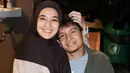 Dhini Aminarti tampil mengenakan kerudung coklat dipadukan gamis warna coklat muda. Dimas Seto mengenakan outer hijau drnhsn inner birunya. [@ryana_dea]