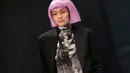 Model Gigi Hadid memperagakan koleksi Fall/Winter 2018 dari Jeremy Scott dalam New York Fashion Week, AS (8/2). Supermodel berusia 22 tahun ini tampil cantik dengan wig berwarna pink. (AP Photo/Mary Altaffer)