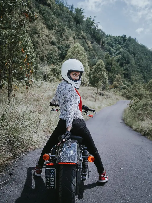 Dobrak Batasan di Hari Kartini, Erika Carlina Kenakan Kebaya Sambil Naik Moge