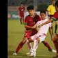 Pemain Timnas Indonesia U-19, Lutfi Baharsyah (kiri) dan Hanis Saghara menahan laju pemain Myanmar pada laga grup B AFF U-18 2017 di Yangon, Myanmar (5/9/2017). Timnas Indonesia U-19 menang 2-1. (Bola.com/PSSI)