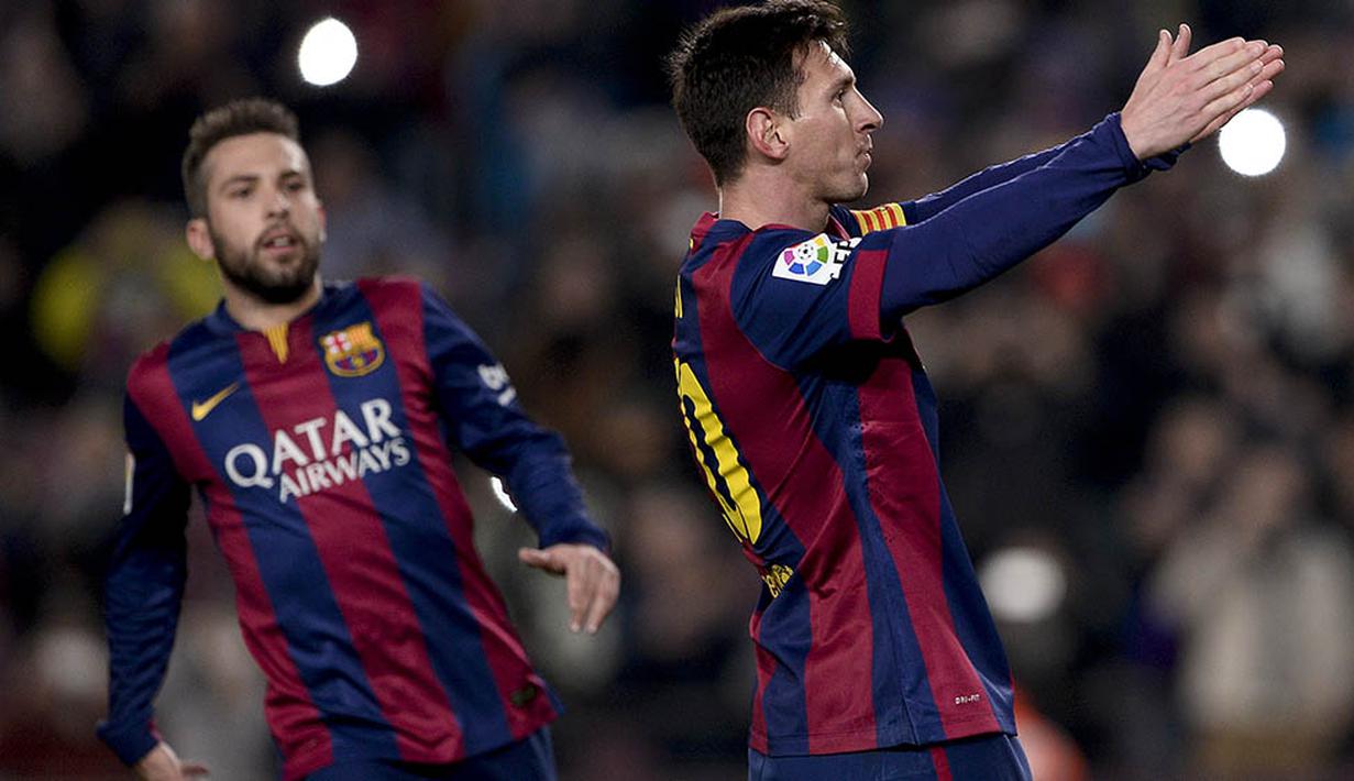Bintang Barcelona, Lionel Messi, merayakan gol dengan menunjukan tangan ke arah supporte pada laga La Liga melawan Elche di Stadion Camp Nou, Spanyol, Kamis (8/1/2015). (AFP/Josep Lago)