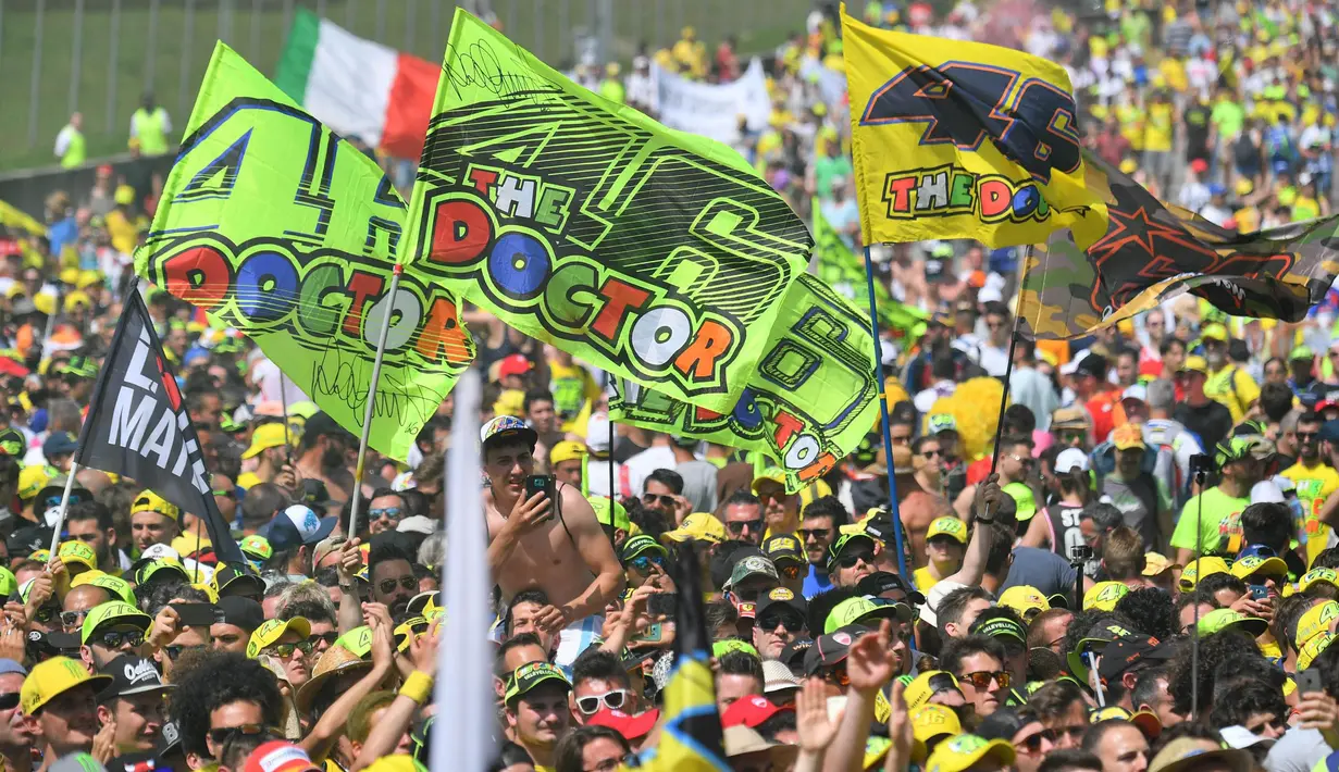 Supporter dari pebalap Yamaha Movistar, Valentino Rossi, memadati balapan MotoGP Italia di Sirkuit Mugello, Minggu (4/6/2017). Rossi gagal finis karena hanya mampu finis di urutan keempat. (EPA/Luca Zennaro)