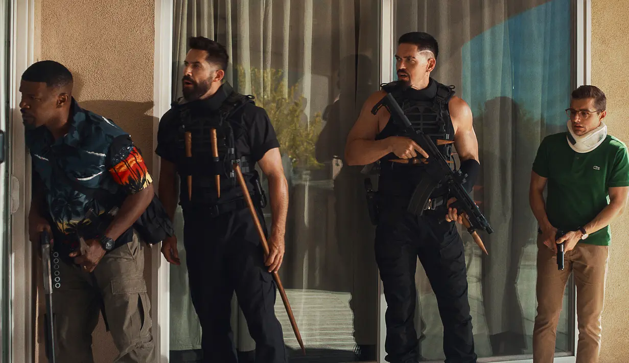 (kiri ke kanan) Gambar yang dirilis oleh Netflix ini menunjukkan Jamie Foxx, Scott Adkins, Steve Howey, dan Dave Franco dalam sebuah adegan film Day Shift. Film ini dibintangi oleh Jamie Foxx, Dave Franco, dan Snoop Dog. (Netflix via AP)