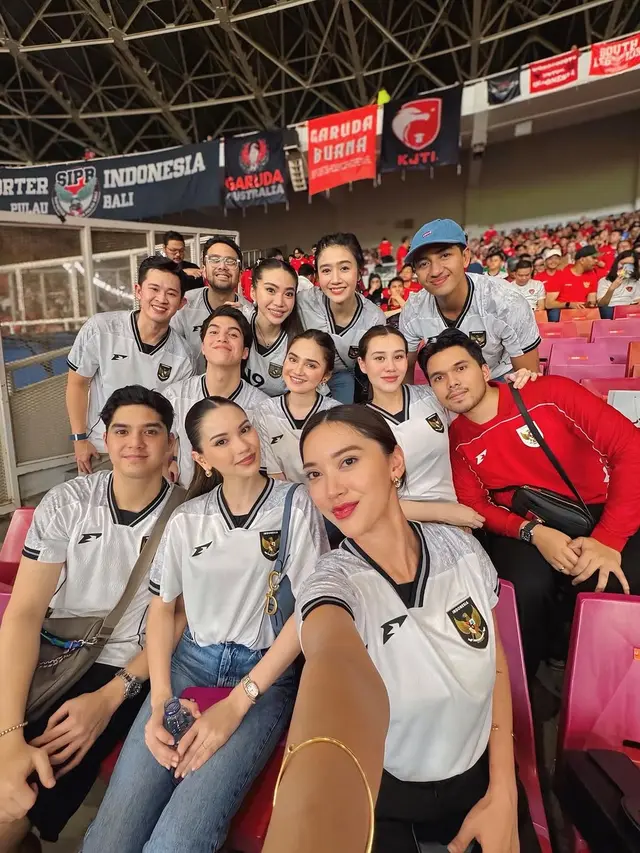 8 Potret Artis Nonton Timnas Indonesia Vs Bahrain di GBK, Kompak Pakai Jersey