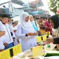 Bupati Banyuwangi Ipuk Fiestiandani berburu takjil di pasar takjil Ramadhan Banyuwangi (Istimewa)