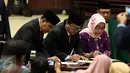 Ketua DPD RI terpilih Oesman Sapta Odang bersama Wakil Ketua Nono Sampono dan Darmayanti Lubis menandatangani berkas saat pelantikan Pimpinan DPD RI di Komplek Parlemen Senayan, Jakarta, Selasa (4/4). (Liputan6.com/Johan Tallo)